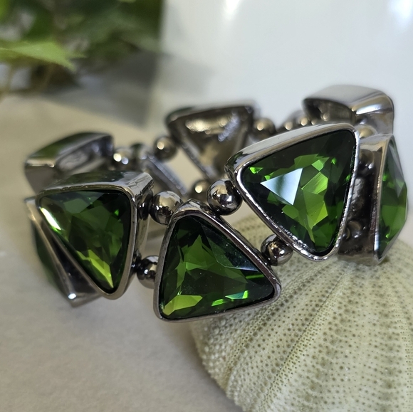 Silver and Emerald Green Triangle Crystal Stone Stretch Bracelet - Picture 1 of 11